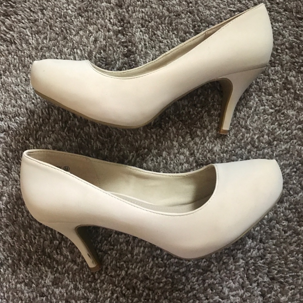 Dream Pairs Cream Heels - Picture 2 of 8